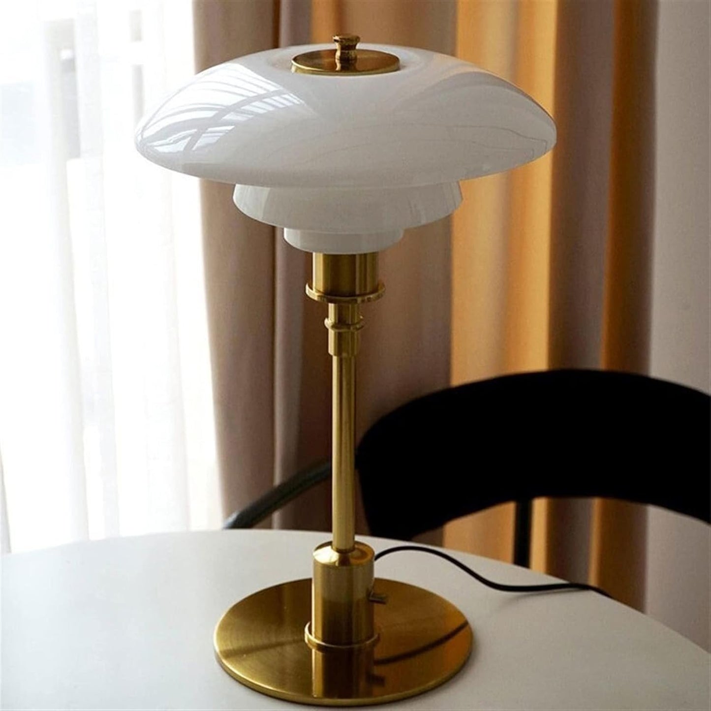 "Lena Scandinavische tafellamp van glas met LED, moderne stijl, strak ontwerp, elegant en veelzijdig voor elk interieur."