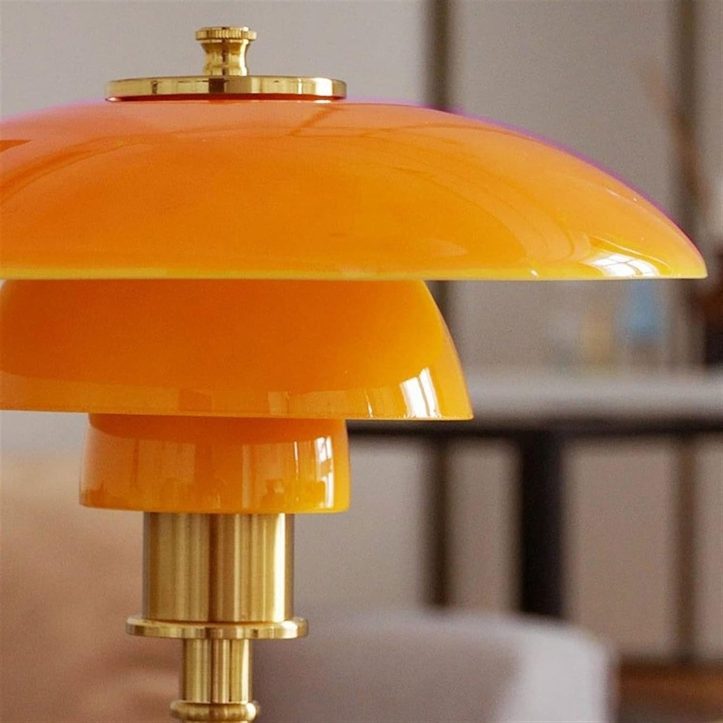 "Lena Scandinavische tafellamp van glas met LED, moderne stijl, strak ontwerp, elegant en veelzijdig voor elk interieur."