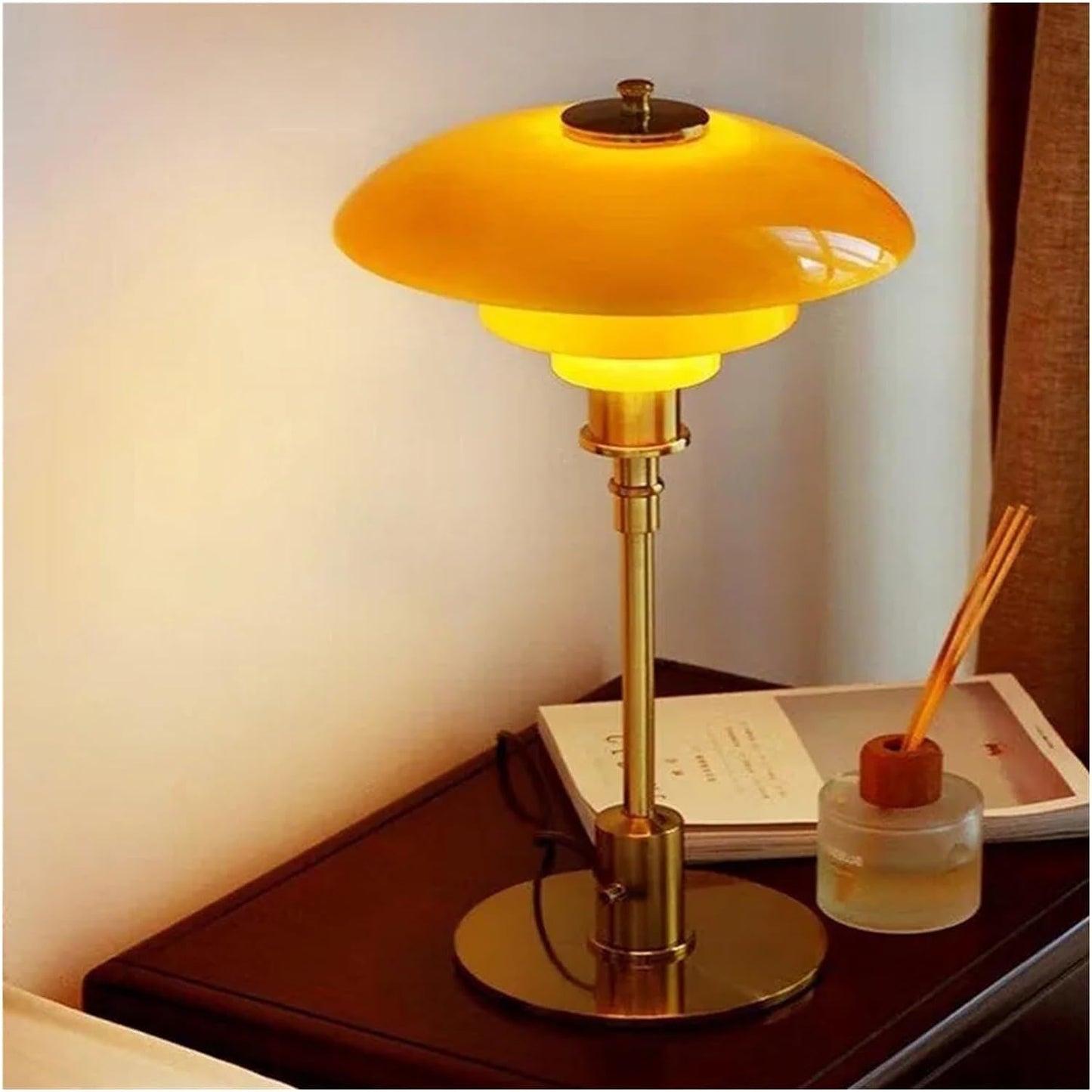 "Lena Scandinavische tafellamp van glas met LED, moderne stijl, strak ontwerp, elegant en veelzijdig voor elk interieur."