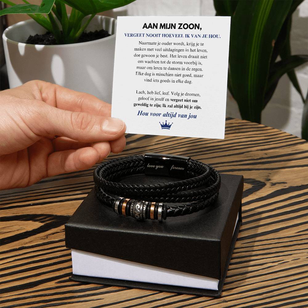 "Leren armband voor zoon met 'Love You Forever' gravure, gemaakt van bruin leer en roestvrij staal, stijlvol en emotioneel."