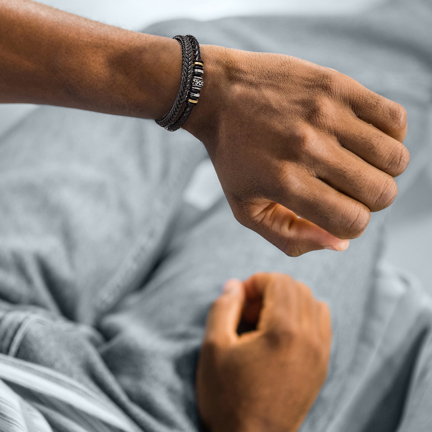 "Leren armband voor zoon met 'Love You Forever' gravure, gemaakt van bruin leer en roestvrij staal, stijlvol en emotioneel."