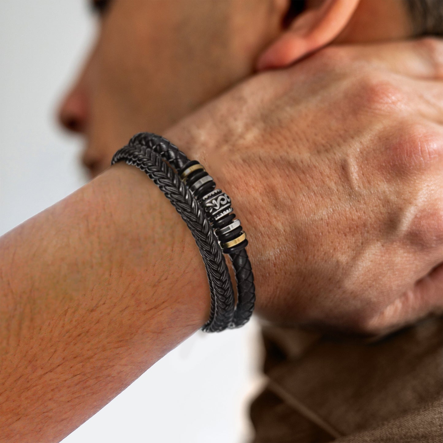 "Leren armband voor zoon met 'Love You Forever' gravure, gemaakt van bruin leer en roestvrij staal, stijlvol en emotioneel."
