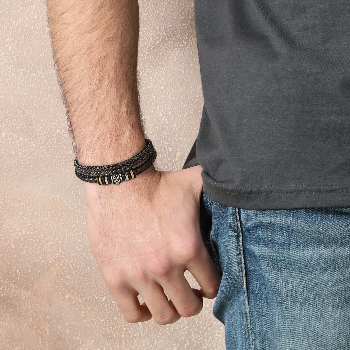 "Leren armband voor zoon met 'Love You Forever' gravure, gemaakt van bruin leer en roestvrij staal, stijlvol en emotioneel."