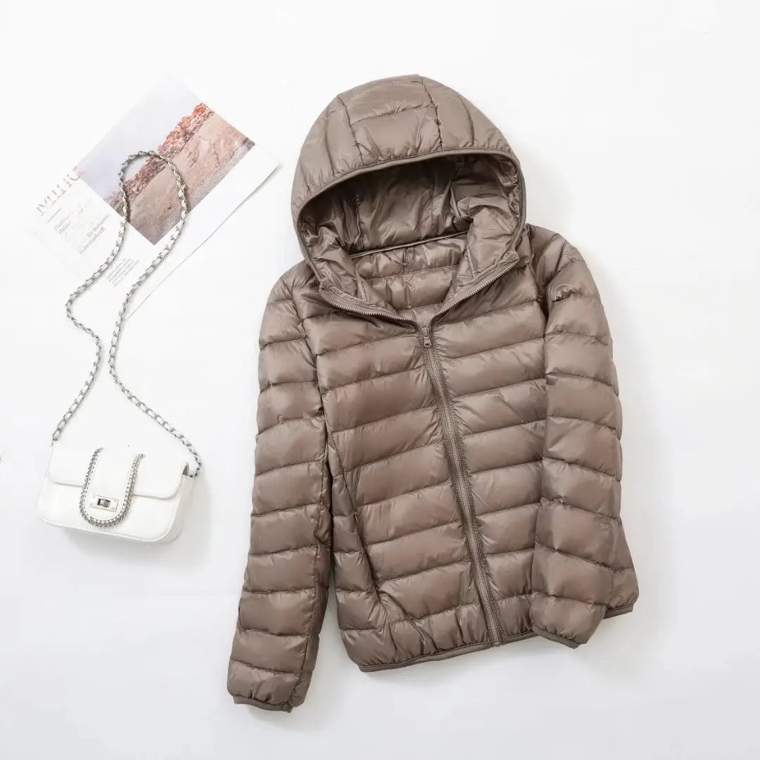 "Lichte donsjas dames met warme 80% eendendons vulling en capuchon, perfect voor herfst en winter, stijlvol ontworpen."