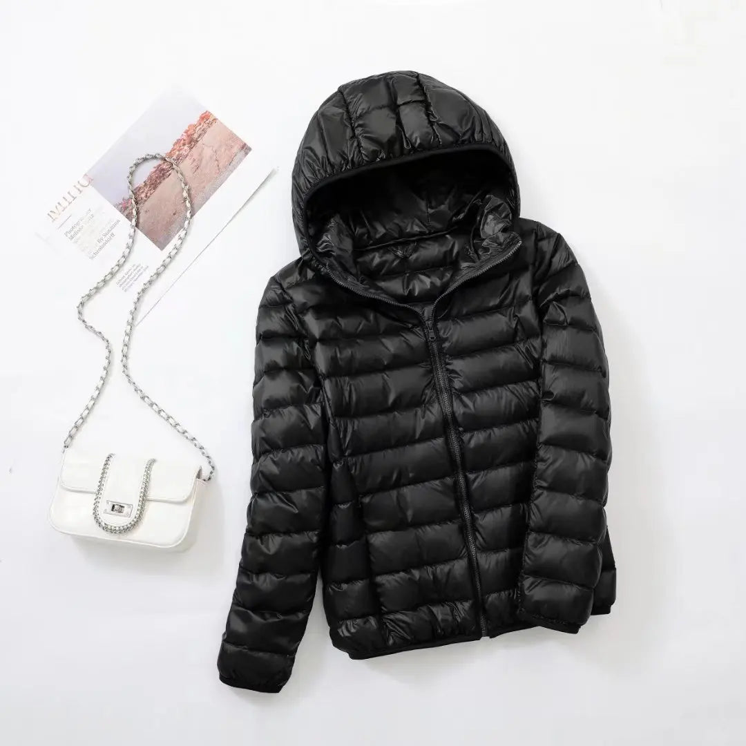 "Lichte donsjas dames met warme 80% eendendons vulling en capuchon, perfect voor herfst en winter, stijlvol ontworpen."
