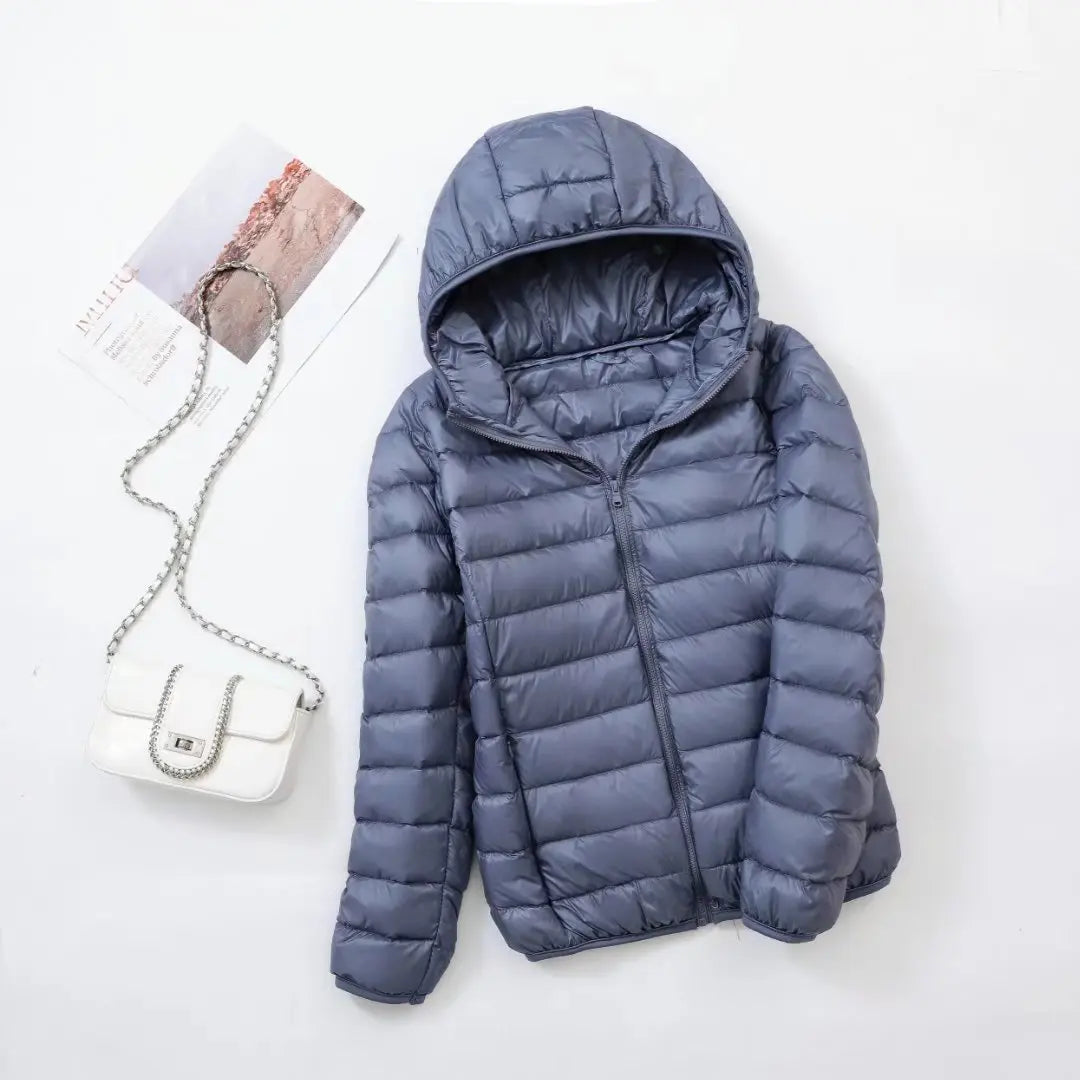 "Lichte donsjas dames met warme 80% eendendons vulling en capuchon, perfect voor herfst en winter, stijlvol ontworpen."