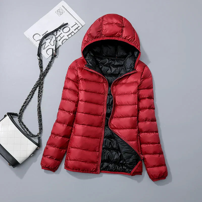 "Lichte donsjas dames met warme 80% eendendons vulling en capuchon, perfect voor herfst en winter, stijlvol ontworpen."