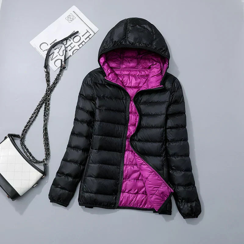 "Lichte donsjas dames met warme 80% eendendons vulling en capuchon, perfect voor herfst en winter, stijlvol ontworpen."