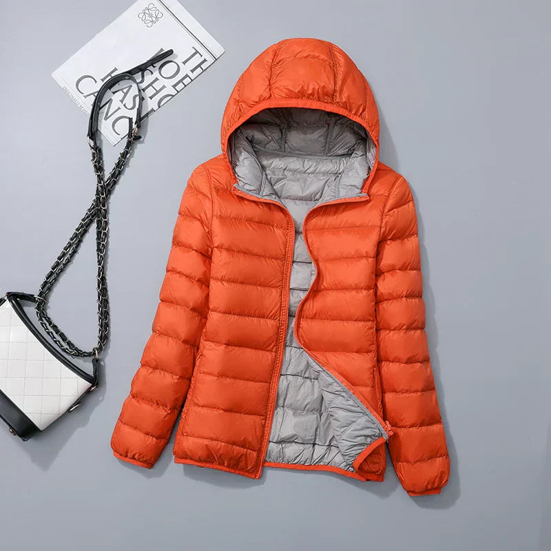 "Lichte donsjas dames met warme 80% eendendons vulling en capuchon, perfect voor herfst en winter, stijlvol ontworpen."