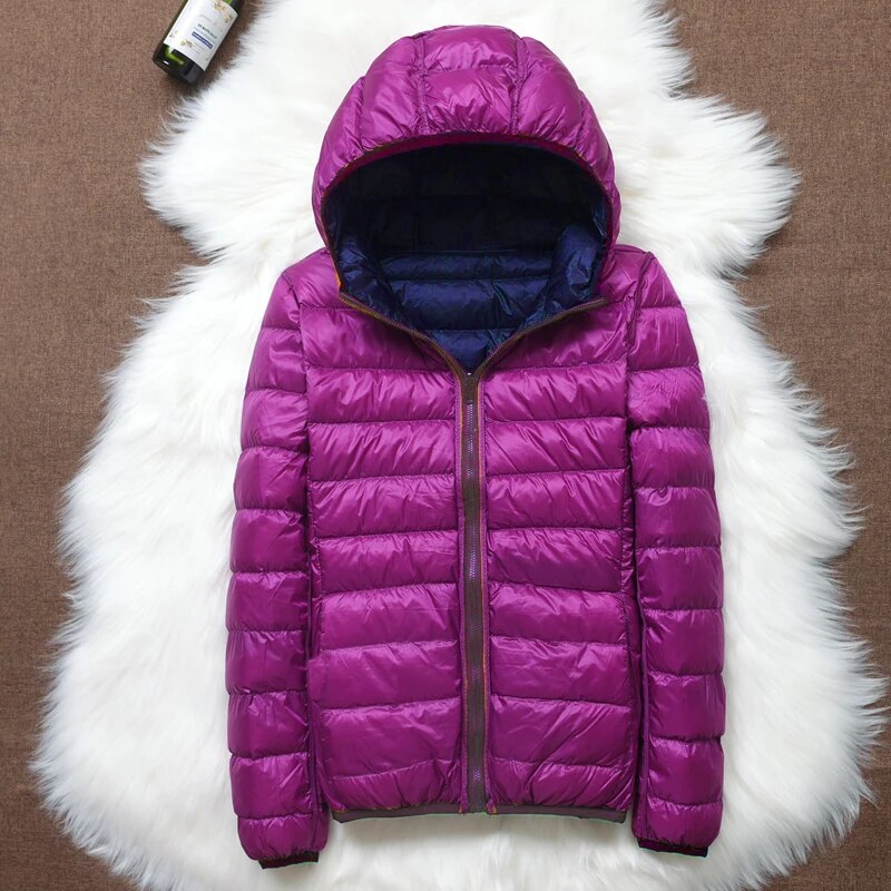 "Lichte donsjas dames met warme 80% eendendons vulling en capuchon, perfect voor herfst en winter, stijlvol ontworpen."