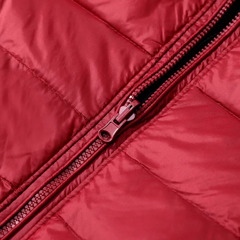 "Lichte donsjas dames met warme 80% eendendons vulling en capuchon, perfect voor herfst en winter, stijlvol ontworpen."