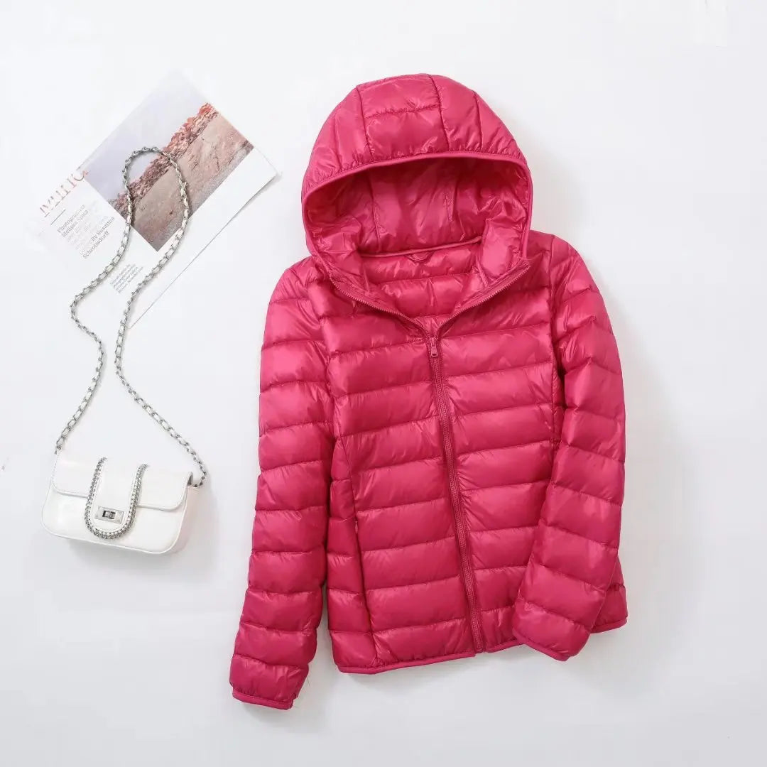 "Lichte donsjas dames met warme 80% eendendons vulling en capuchon, perfect voor herfst en winter, stijlvol ontworpen."