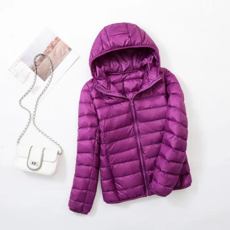 "Lichte donsjas dames met warme 80% eendendons vulling en capuchon, perfect voor herfst en winter, stijlvol ontworpen."