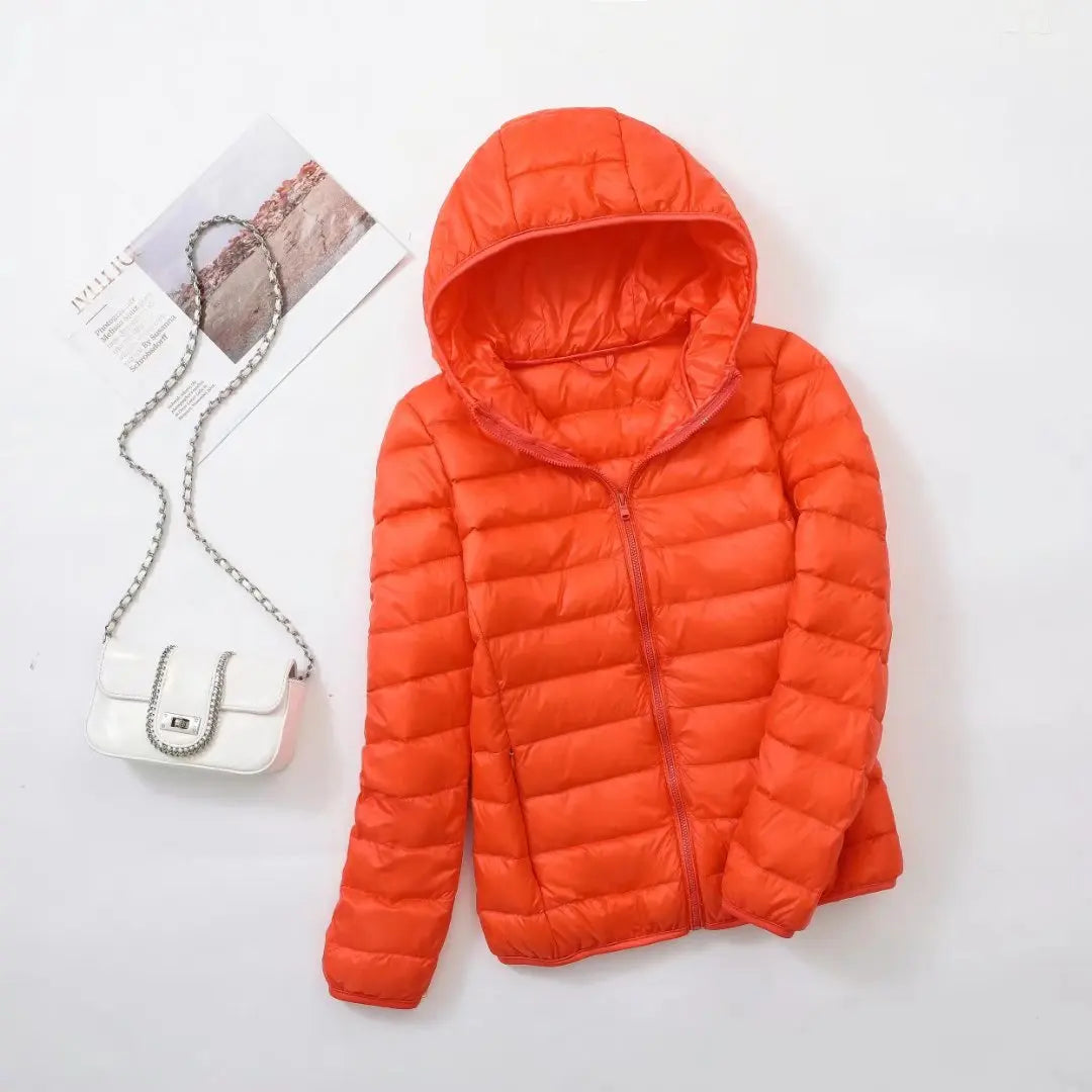 "Lichte donsjas dames met warme 80% eendendons vulling en capuchon, perfect voor herfst en winter, stijlvol ontworpen."