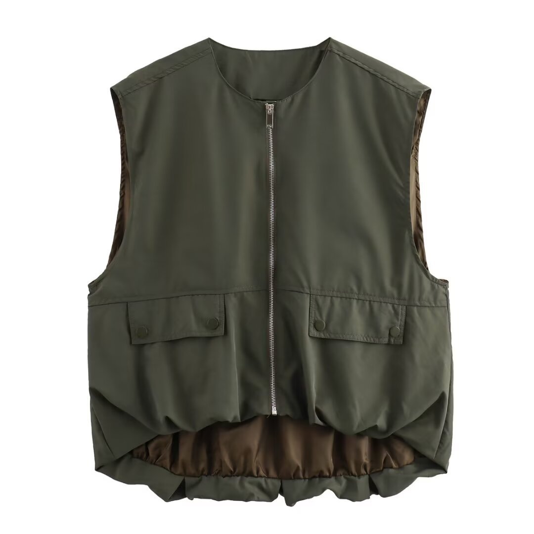 "Lichtgewicht beige mouwloos vest voor dames, met ritssluiting en klepzakken, perfect voor zowel sportieve als casual outfits