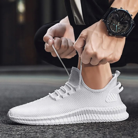 "Lichtgewicht orthopedische herenschoenen in zwart, ergonomisch ontwerp met ademend mesh, ideaal voor dagelijks comfort."