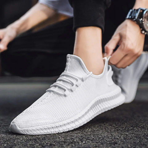 "Lichtgewicht orthopedische herenschoenen in zwart, ergonomisch ontwerp met ademend mesh, ideaal voor dagelijks comfort."