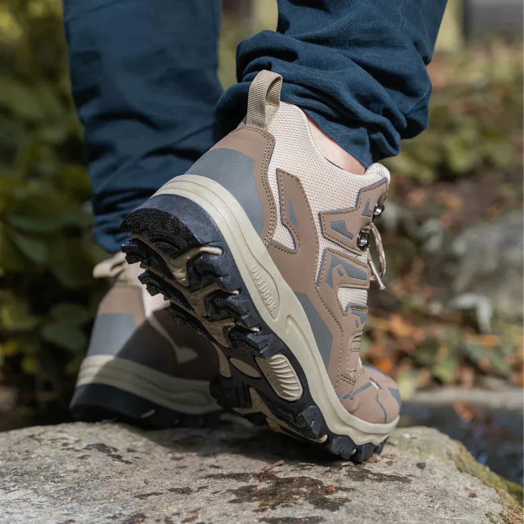 "Lichtgewicht wandelschoenen voor dames, stijlvol en robuust, geschikt voor avontuurlijke wandelingen in verschillende terrei
