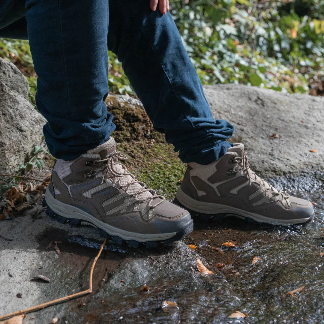 "Lichtgewicht wandelschoenen voor dames, stijlvol en robuust, geschikt voor avontuurlijke wandelingen in verschillende terrei