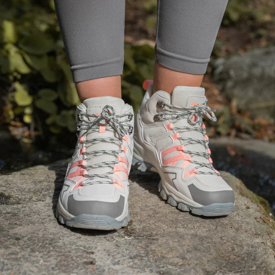 "Lichtgewicht wandelschoenen voor dames, stijlvol en robuust, geschikt voor avontuurlijke wandelingen in verschillende terrei