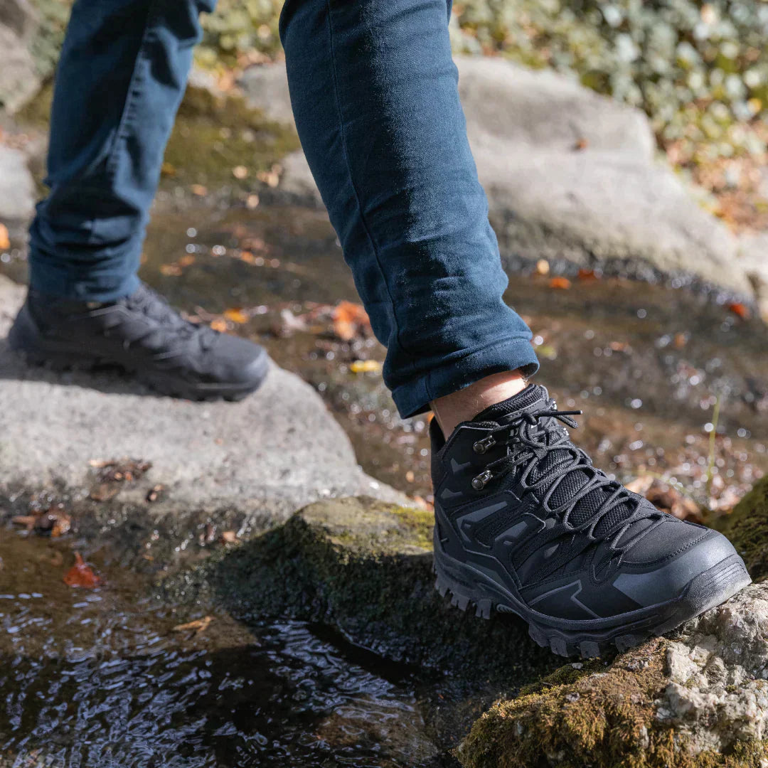 "Lichtgewicht wandelschoenen voor dames, stijlvol en robuust, geschikt voor avontuurlijke wandelingen in verschillende terrei