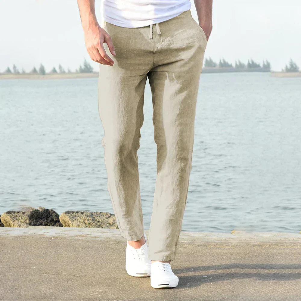 "Lichtgrijze zomerse linnen broek heren, ademend, eigentijdse snit, perfect voor warme dagen en stijlvolle gelegenheden."