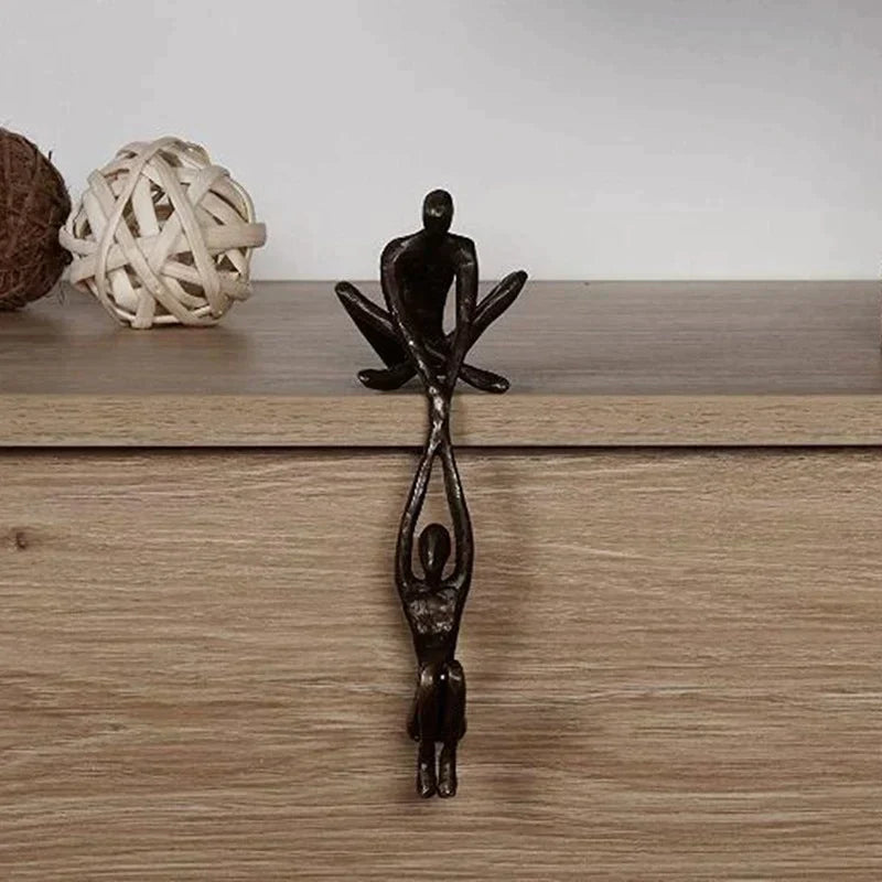 "Liefde en evenwicht sculptuur in bronzen hars, ideaal als unieke huisdecoratie voor tafels of schappen."