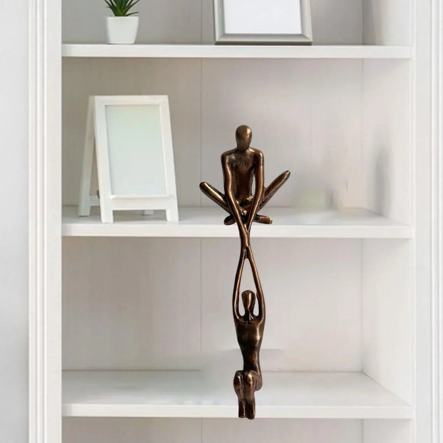 "Liefde en evenwicht sculptuur in bronzen hars, ideaal als unieke huisdecoratie voor tafels of schappen."