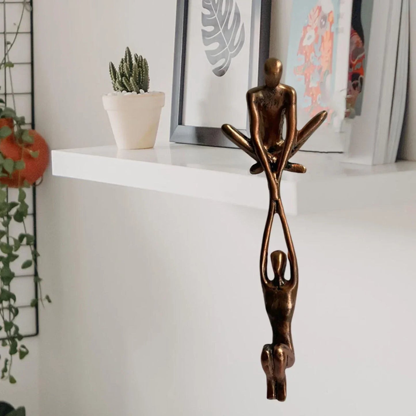"Liefde en evenwicht sculptuur in bronzen hars, ideaal als unieke huisdecoratie voor tafels of schappen."