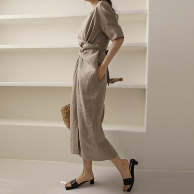 "Linnen asymmetrische jurk kaki, elegant en comfortabel, perfect voor warme dagen; stijlvol design voor elke gelegenheid."