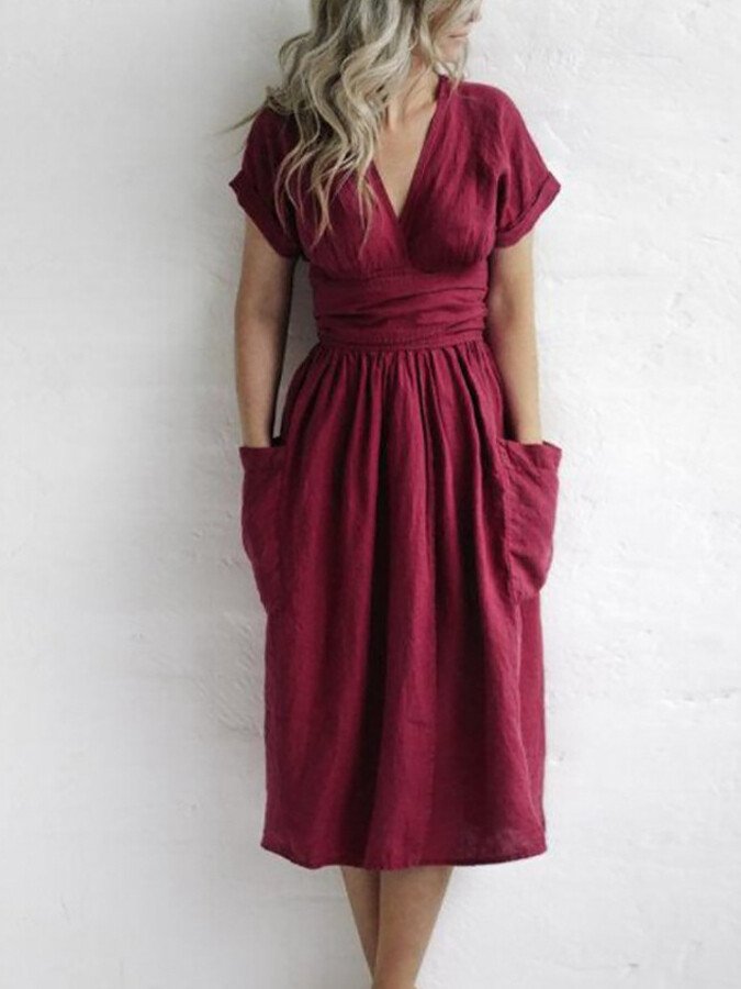 Linnen wikkeljurk met ademende stof, V-hals en strikceintuur. Elegante, losse pasvorm ideaal voor warme zomerdagen.