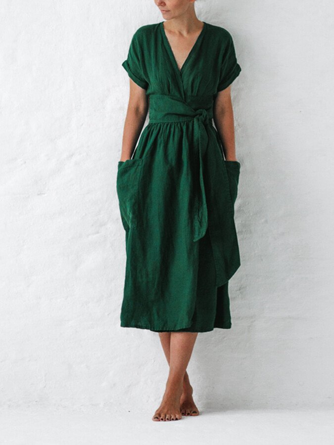 Linnen wikkeljurk met ademende stof, V-hals en strikceintuur. Elegante, losse pasvorm ideaal voor warme zomerdagen.