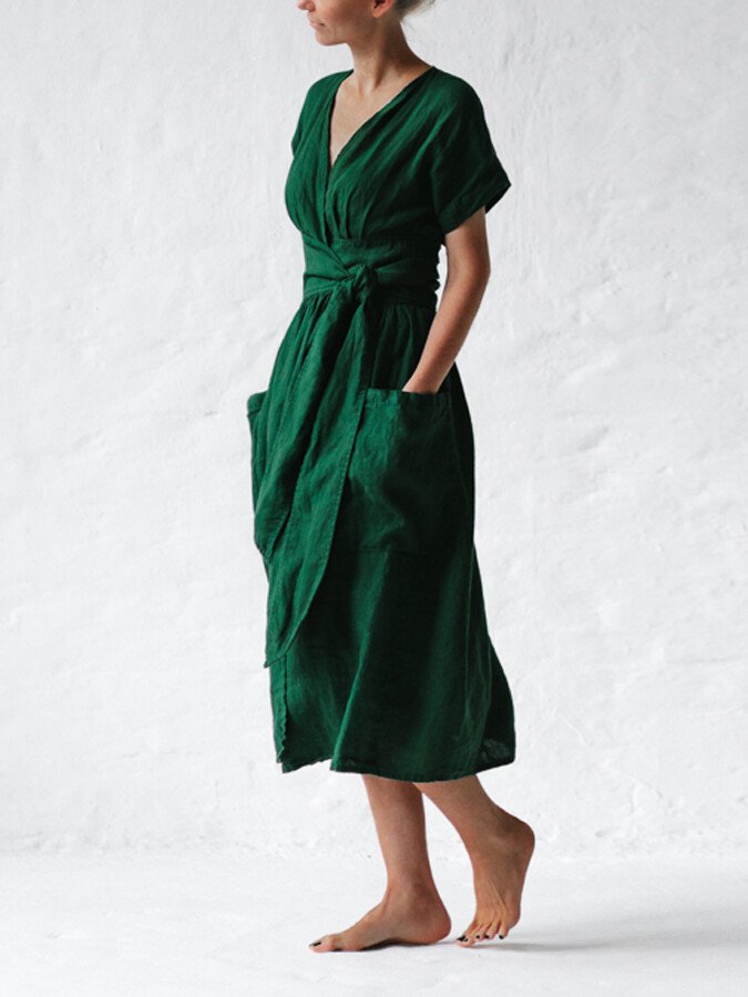 Linnen wikkeljurk met ademende stof, V-hals en strikceintuur. Elegante, losse pasvorm ideaal voor warme zomerdagen.