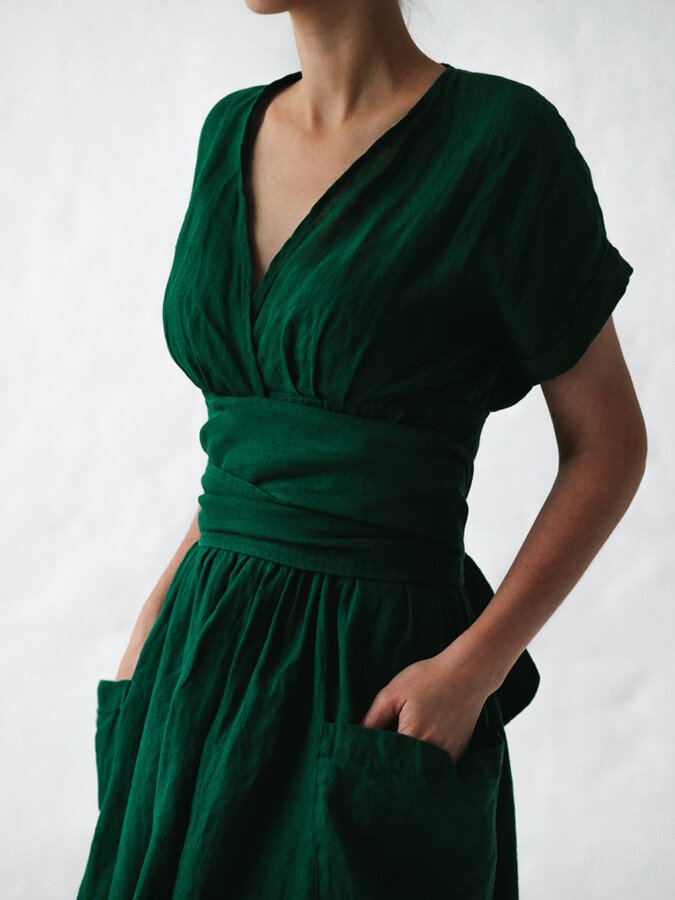 Linnen wikkeljurk met ademende stof, V-hals en strikceintuur. Elegante, losse pasvorm ideaal voor warme zomerdagen.
