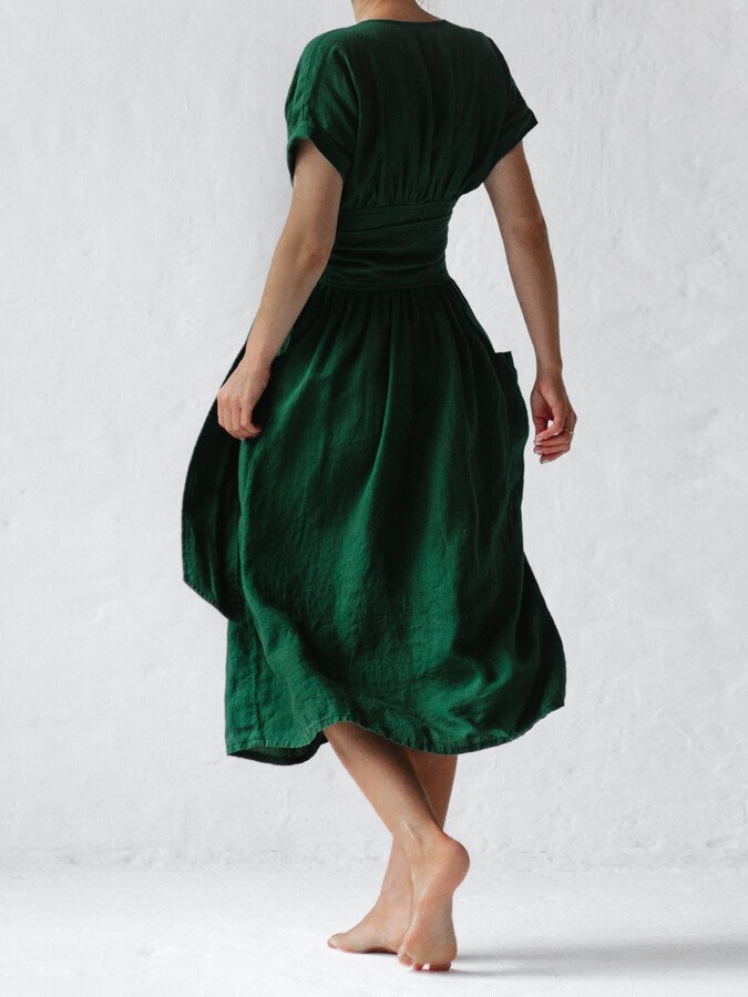 Linnen wikkeljurk met ademende stof, V-hals en strikceintuur. Elegante, losse pasvorm ideaal voor warme zomerdagen.