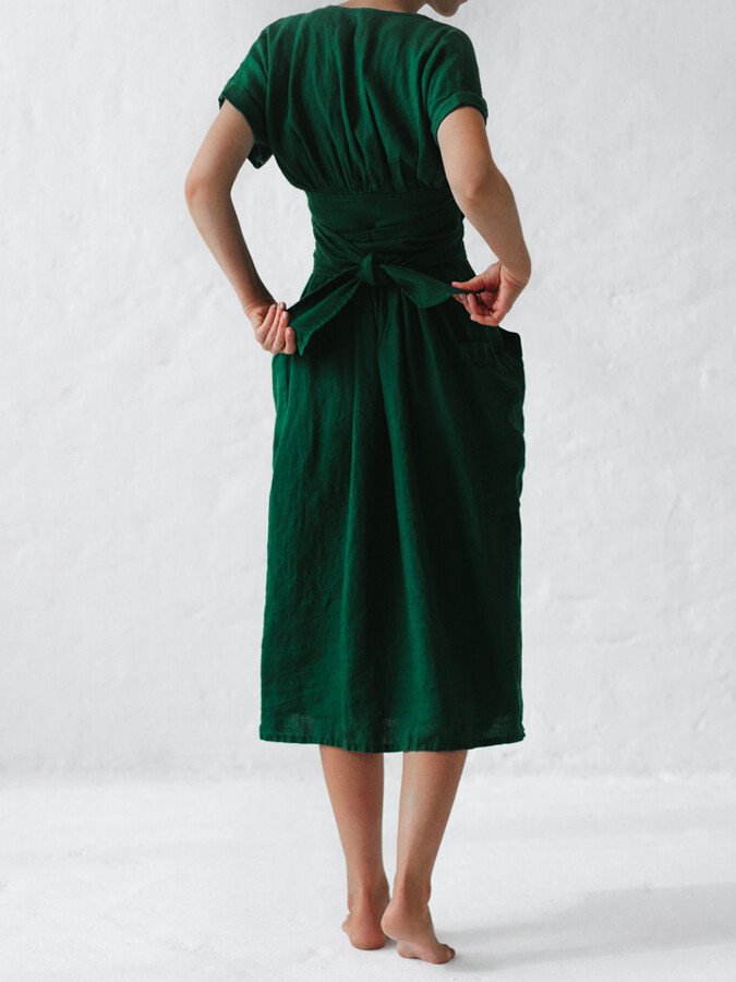 Linnen wikkeljurk met ademende stof, V-hals en strikceintuur. Elegante, losse pasvorm ideaal voor warme zomerdagen.