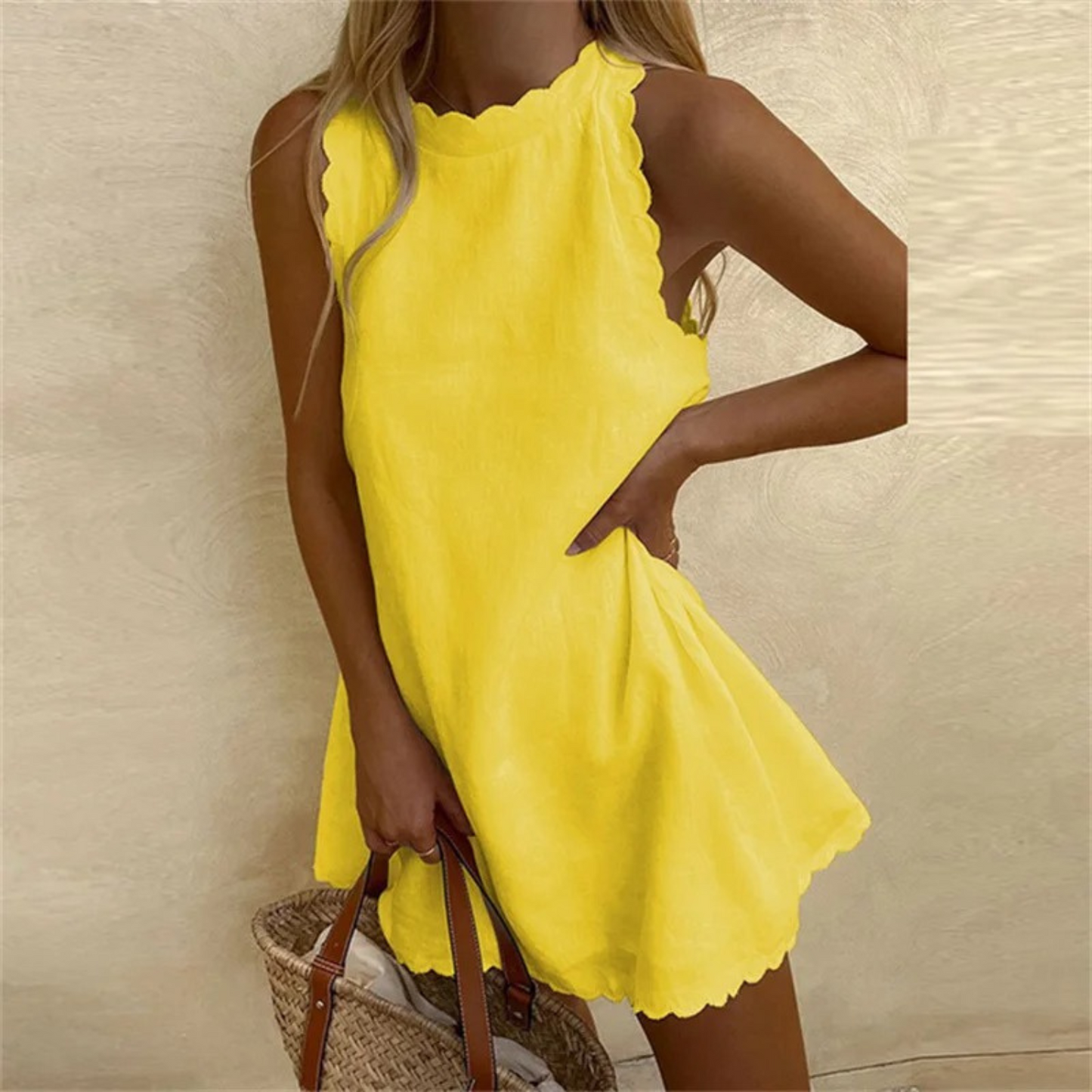 Linnen zomerjurk met golvende randen, ademend en elegant, ideaal voor zomerse dagen en stranduitjes.