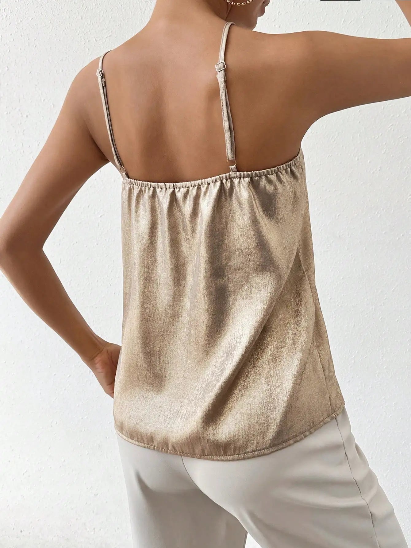"Lovy Cami V-hals Top in zijdeachtig satijn met spaghettibandjes en elegante pasvorm, perfect voor elke gelegenheid."