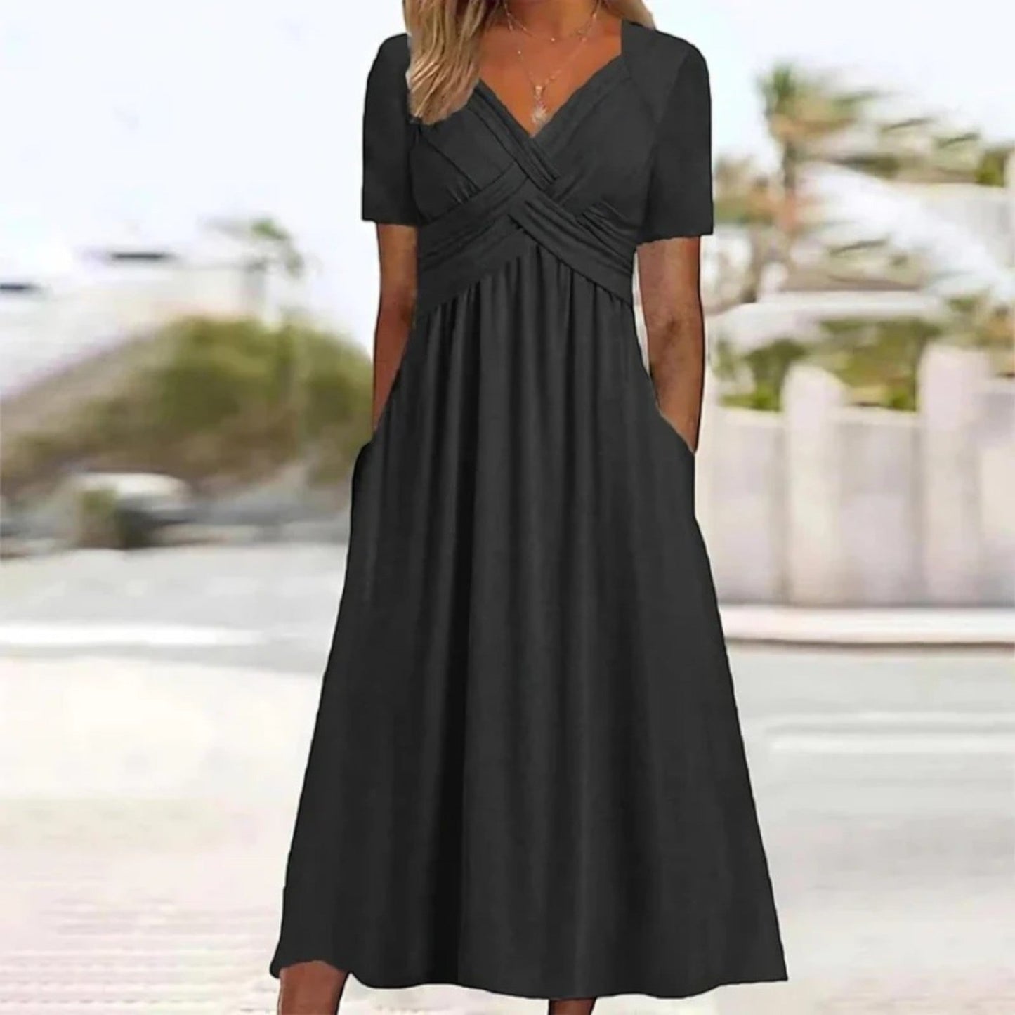 "Luchtige A-lijn zomerkleed met V-hals en zakken, midi lengte, voor dames in een elegante, flatterende snit."