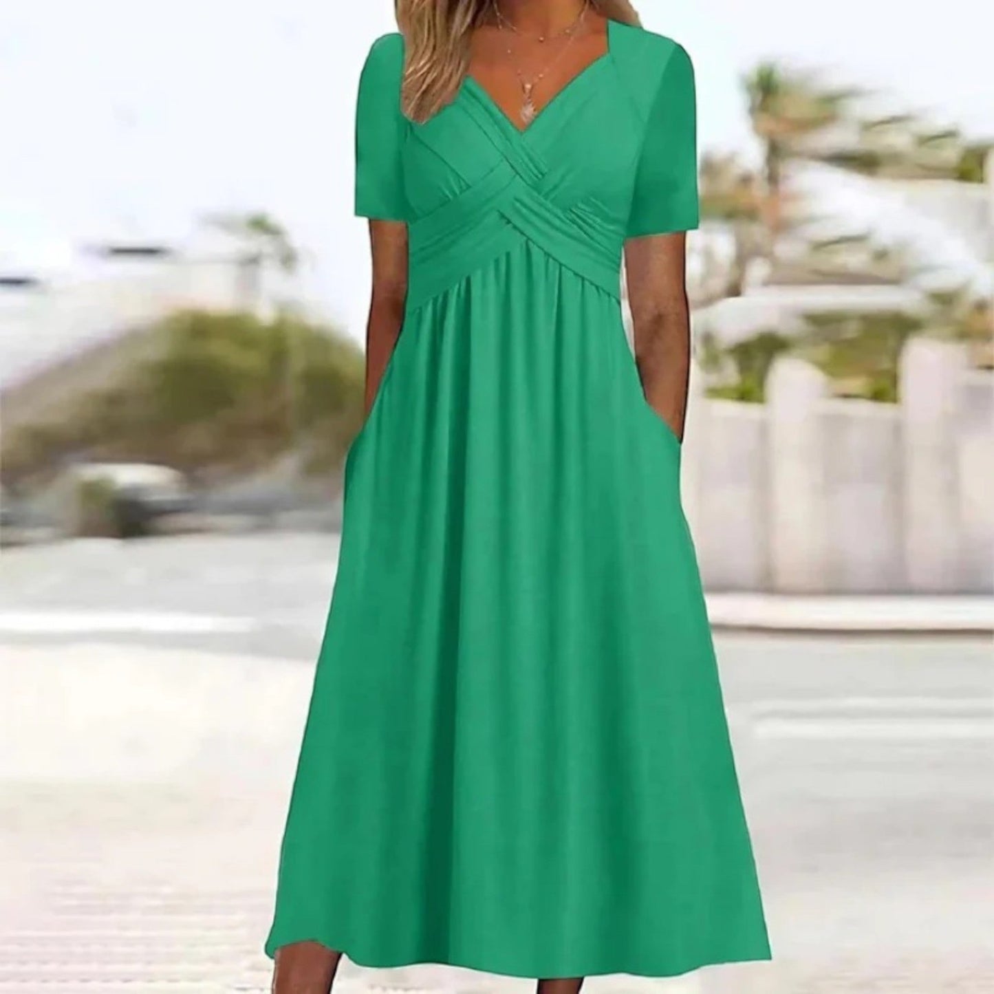 "Luchtige A-lijn zomerkleed met V-hals en zakken, midi lengte, voor dames in een elegante, flatterende snit."