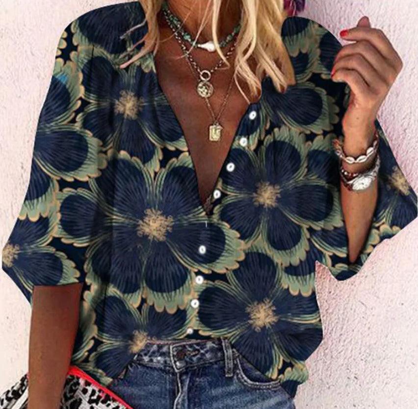 Luchtige boho-chic blouse voor dames met speelse plooien en vrolijke kleuren, perfect voor zomerse dagen.
