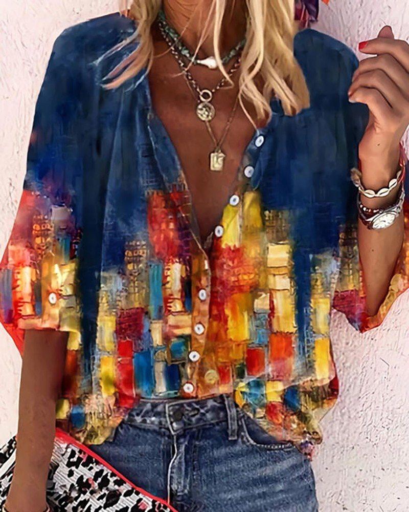 Luchtige boho-chic blouse voor dames met speelse plooien en vrolijke kleuren, perfect voor zomerse dagen.