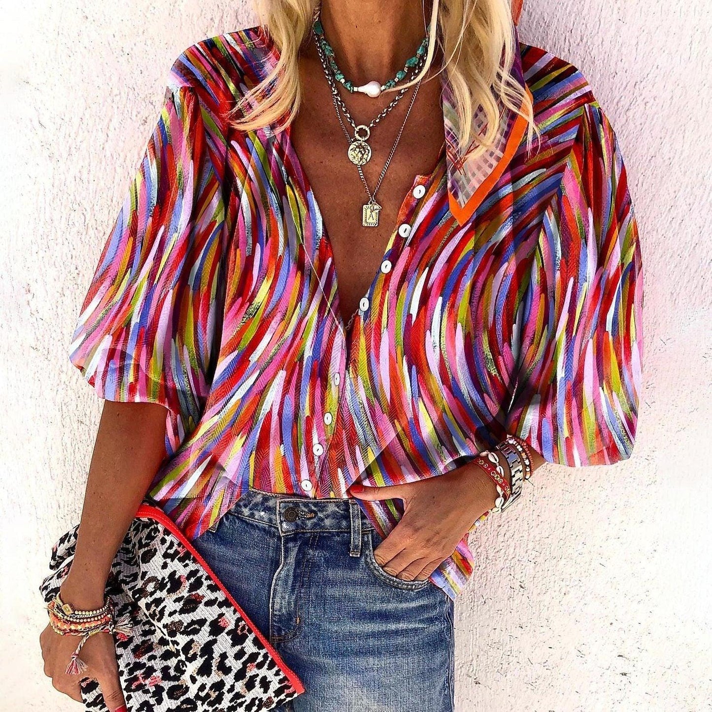 Luchtige boho-chic blouse voor dames met speelse plooien en vrolijke kleuren, perfect voor zomerse dagen.