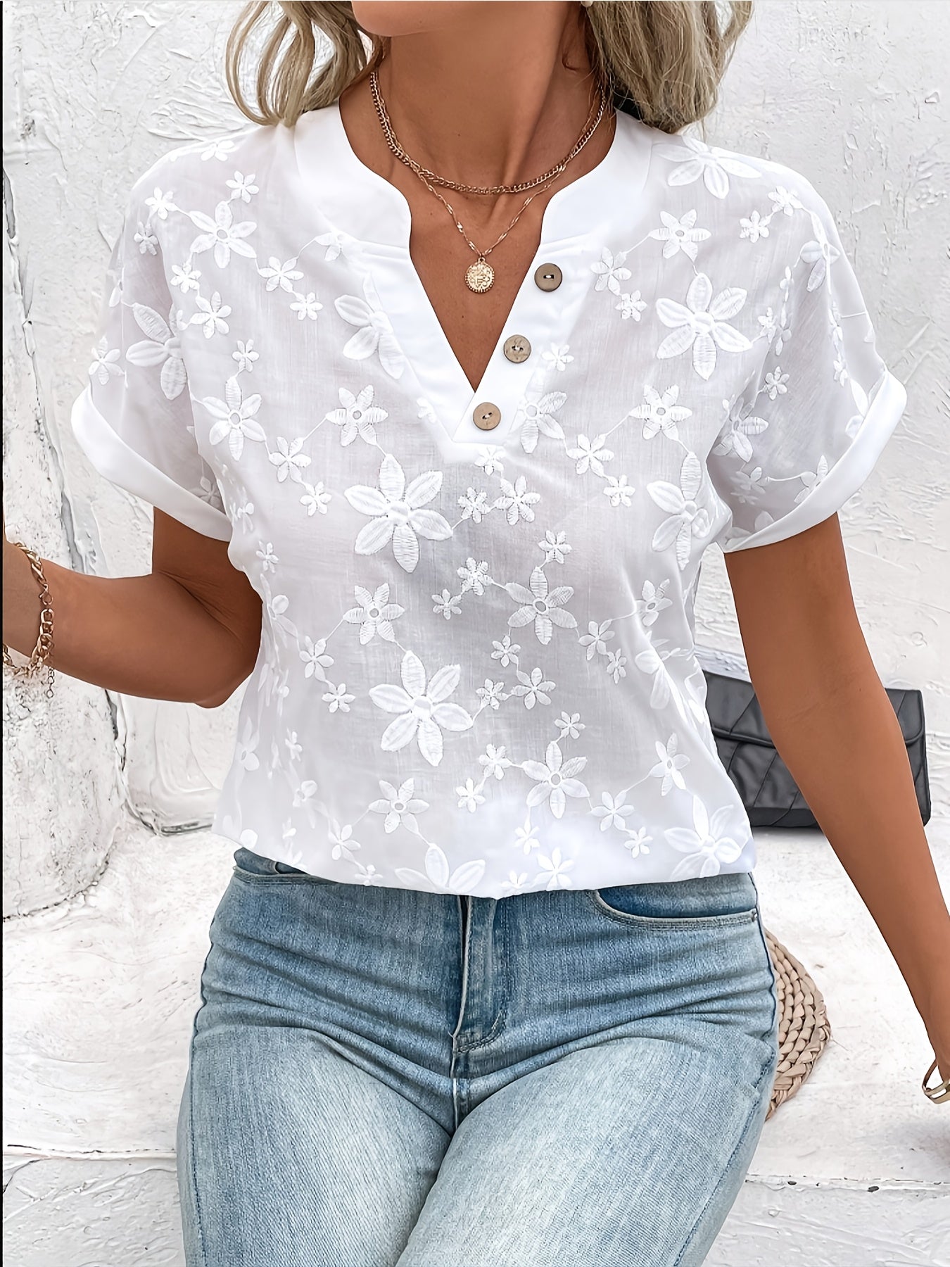 "Luchtige damesblouse met geborduurde bloemen, losse pasvorm, knoopsluiting, geschikt voor casual en formele gelegenheden."