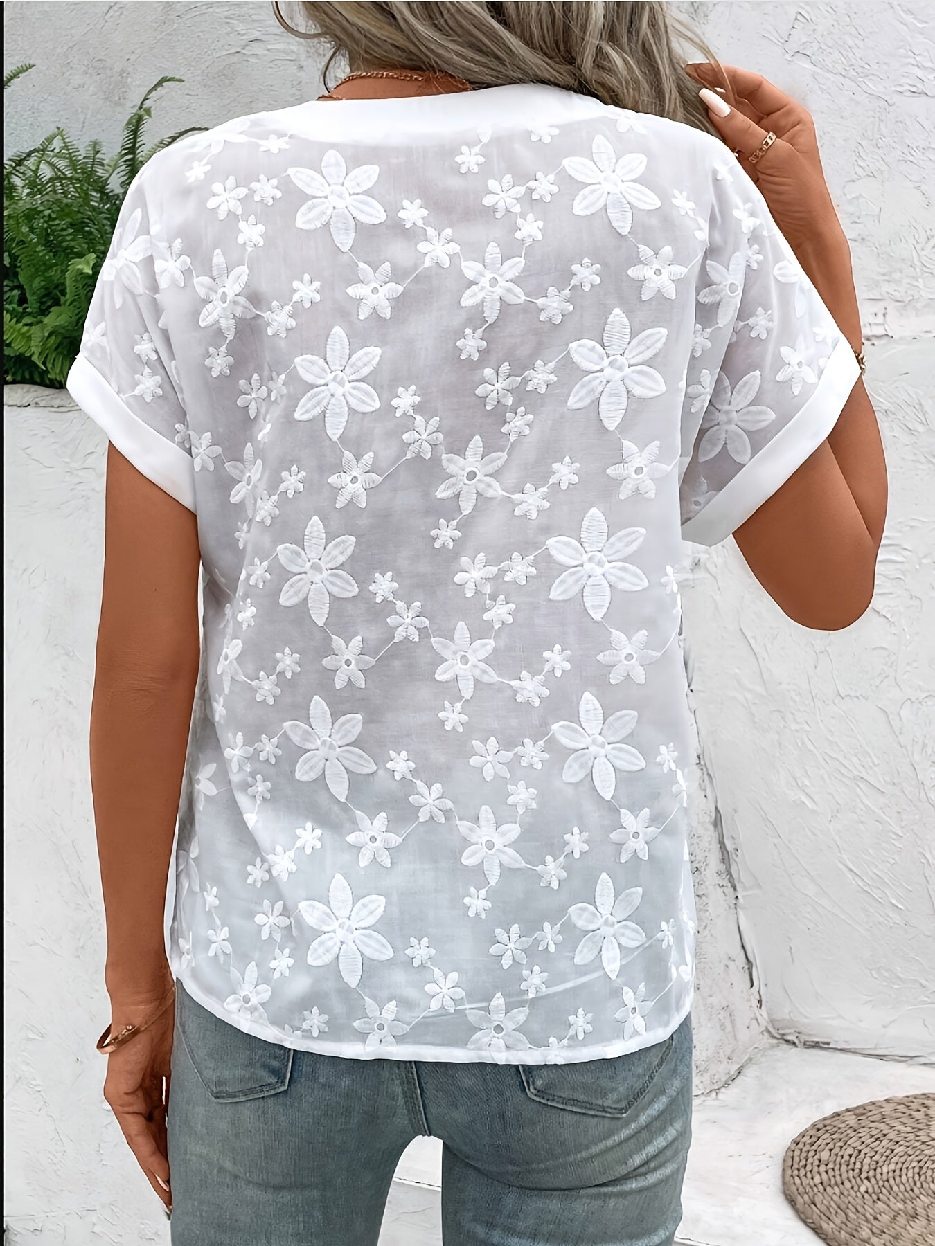 "Luchtige damesblouse met geborduurde bloemen, losse pasvorm, knoopsluiting, geschikt voor casual en formele gelegenheden."