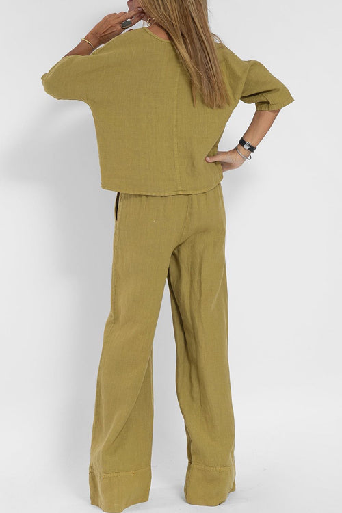 "Luchtige katoenen-linnen tweedelige set met wijde broek en cropped top, perfect voor zomerse elegantie en comfort."