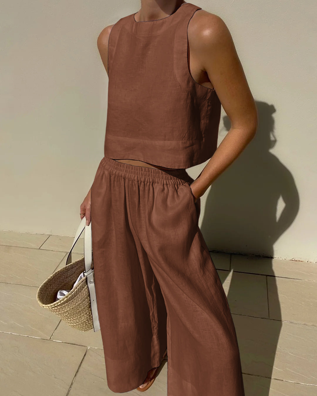 "Luchtige linnen set dames, bestaande uit een comfortabele crop top en wijde broek, perfecte zomeroutfit in neutrale tinten."