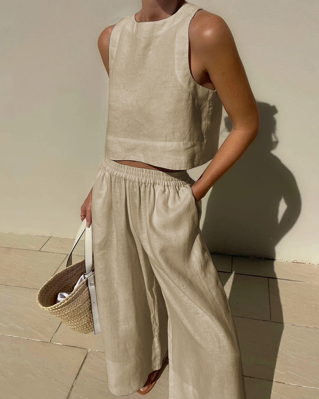 "Luchtige linnen set dames, bestaande uit een comfortabele crop top en wijde broek, perfecte zomeroutfit in neutrale tinten."