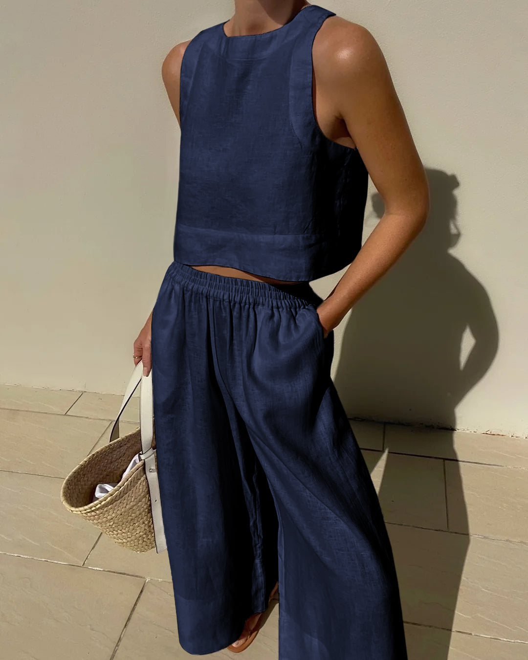 "Luchtige linnen set dames, bestaande uit een comfortabele crop top en wijde broek, perfecte zomeroutfit in neutrale tinten."