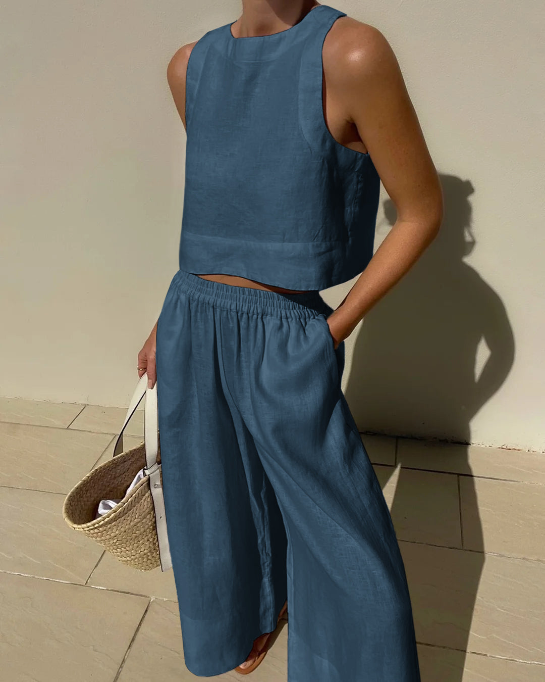 "Luchtige linnen set dames, bestaande uit een comfortabele crop top en wijde broek, perfecte zomeroutfit in neutrale tinten."
